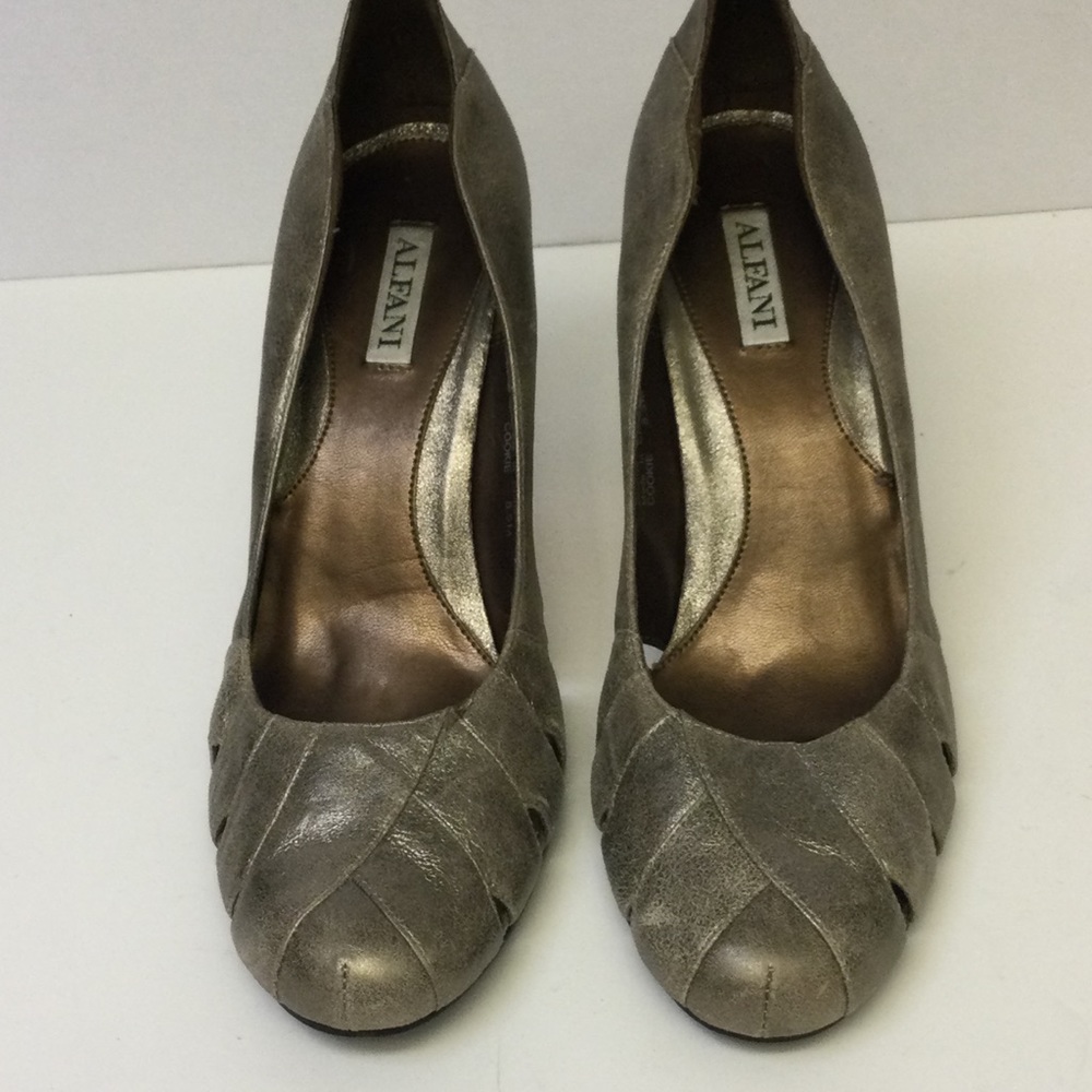 ALFANI SUEDED LEATHER METALLIC PEWTER PUMPS 8.5 EUC
